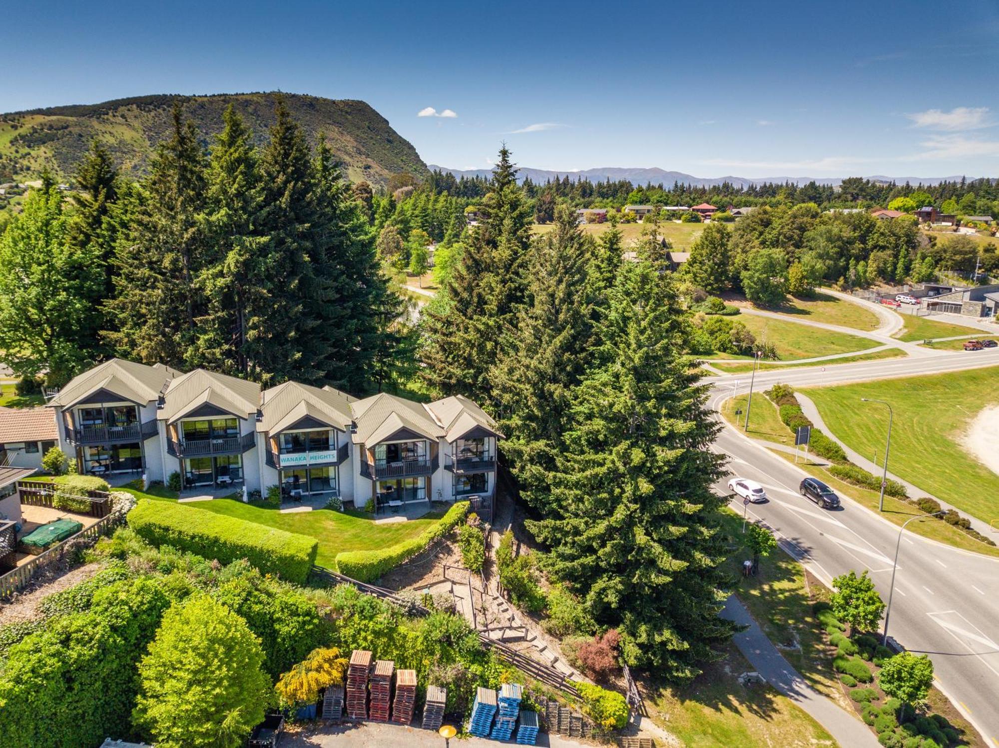 Ride Base Wanaka Apartments Bagian luar foto