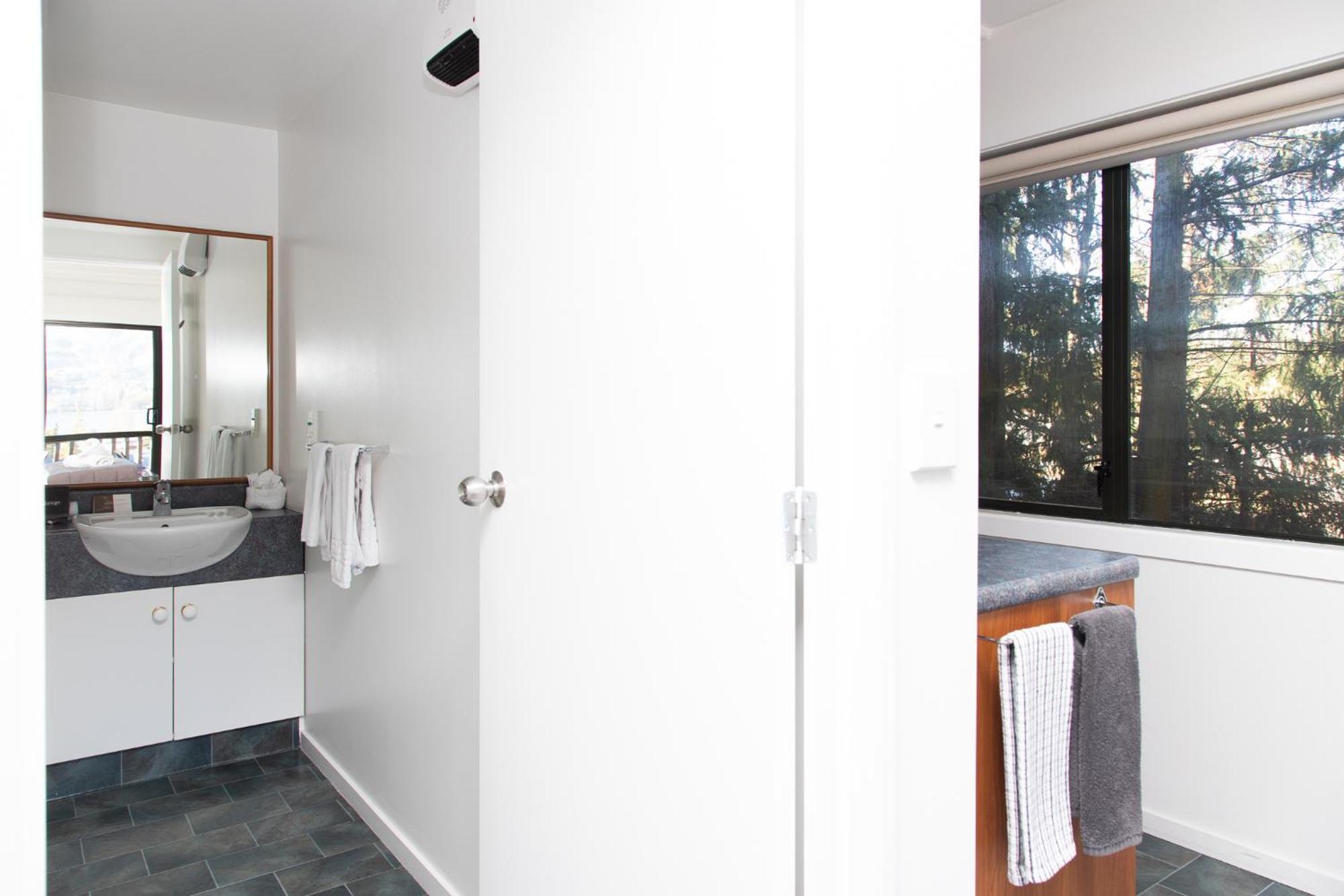 Ride Base Wanaka Apartments Bagian luar foto