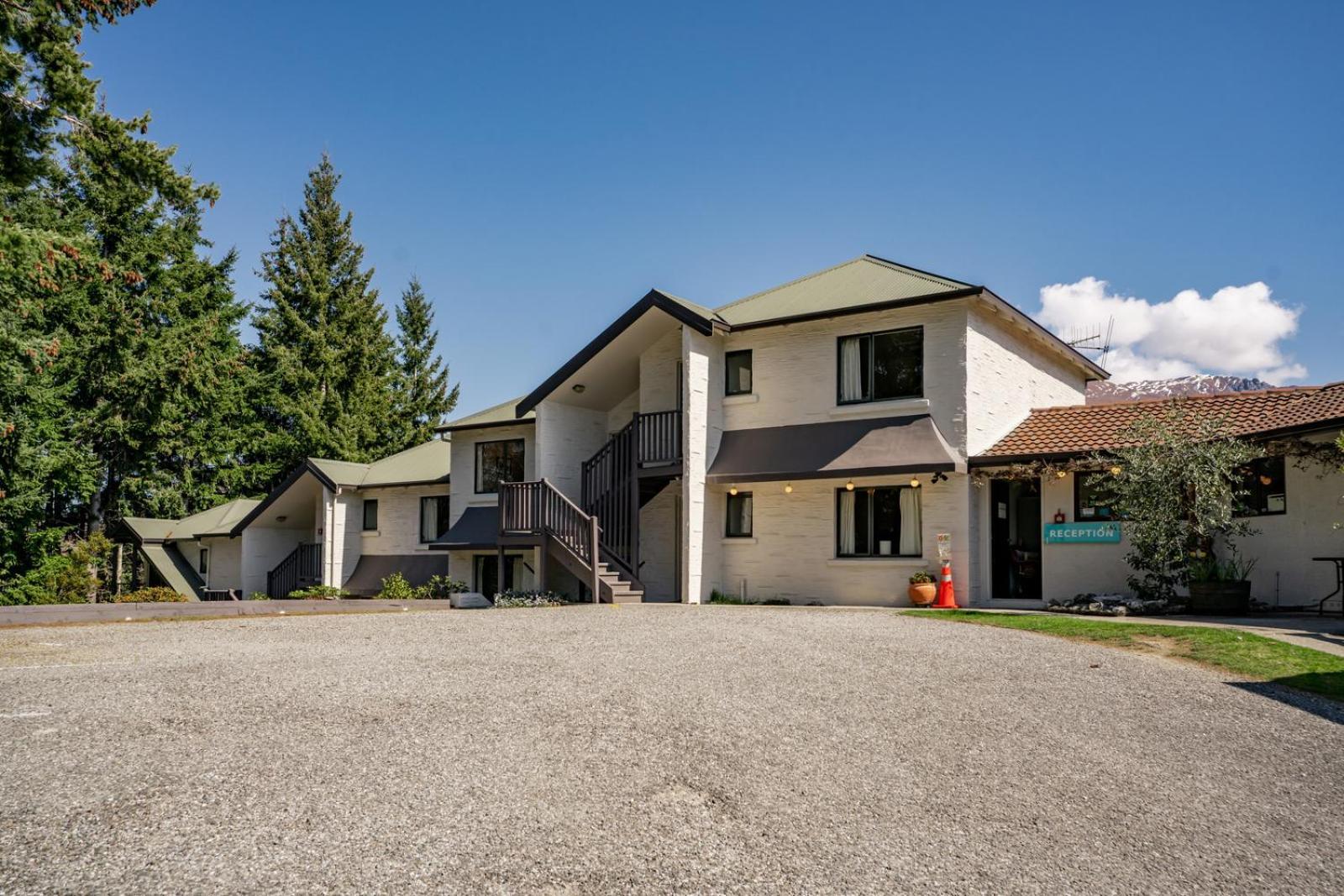 Ride Base Wanaka Apartments Bagian luar foto