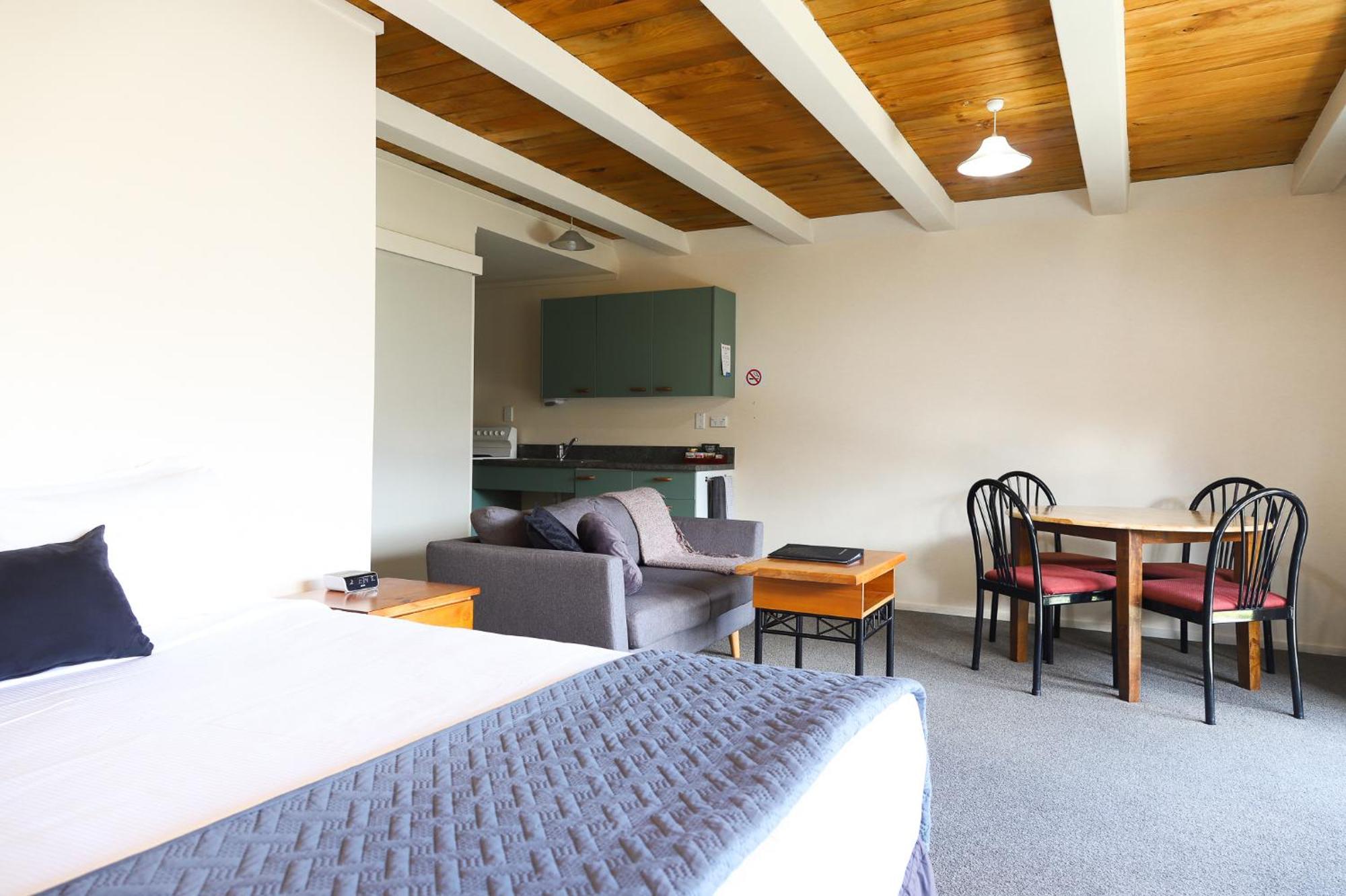 Ride Base Wanaka Apartments Bagian luar foto