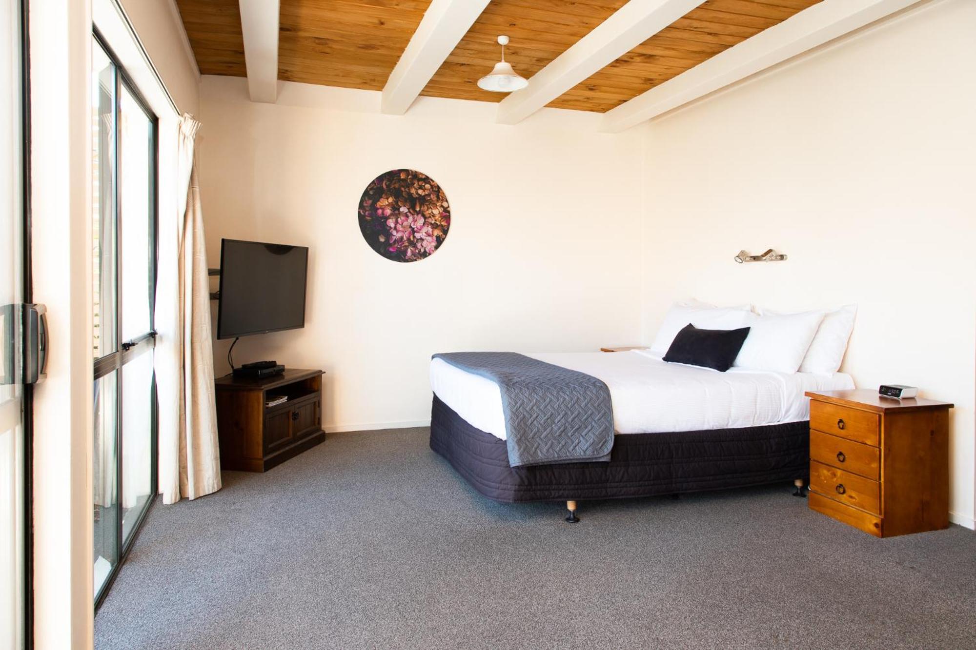 Ride Base Wanaka Apartments Bagian luar foto