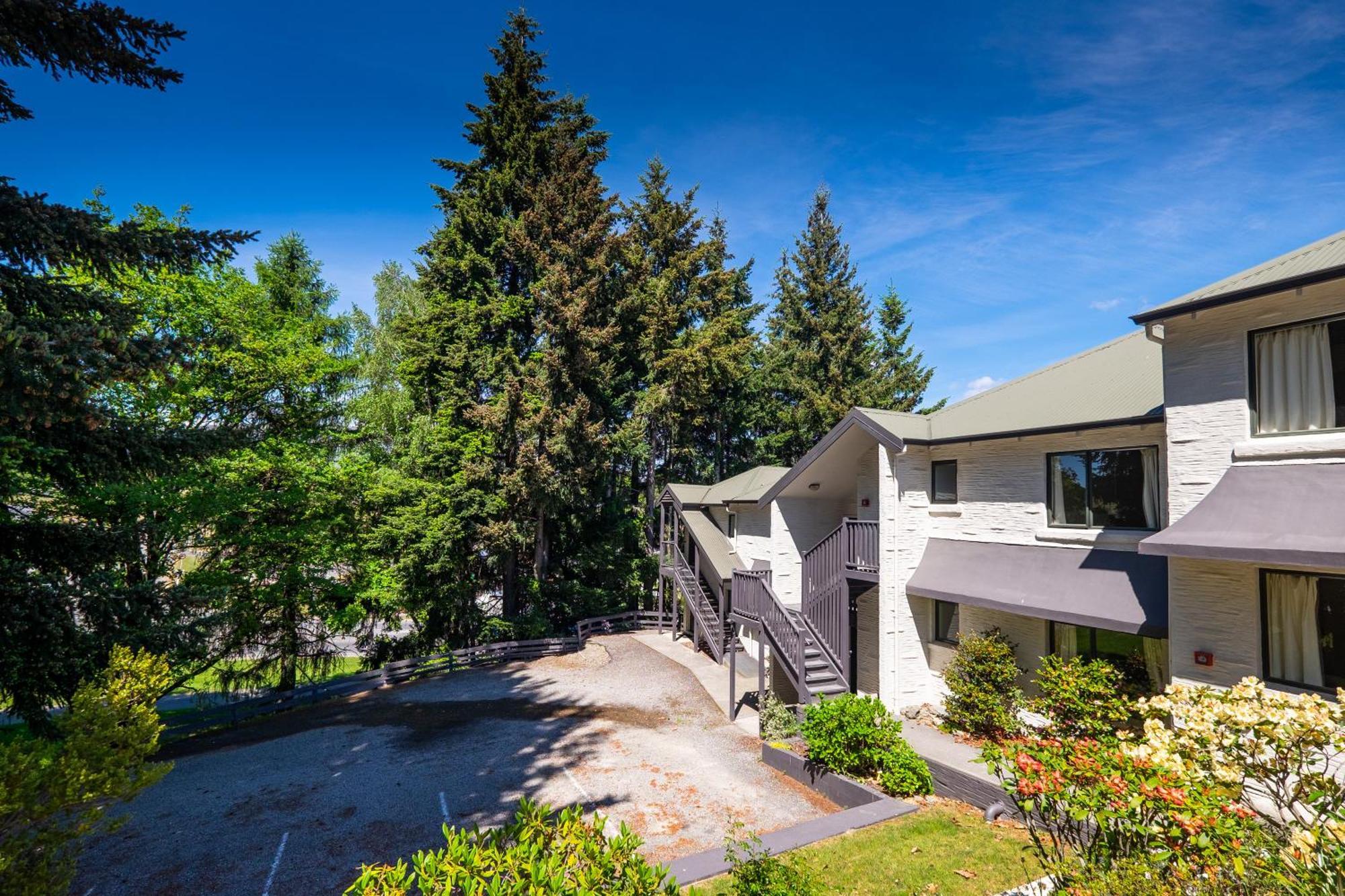 Ride Base Wanaka Apartments Bagian luar foto