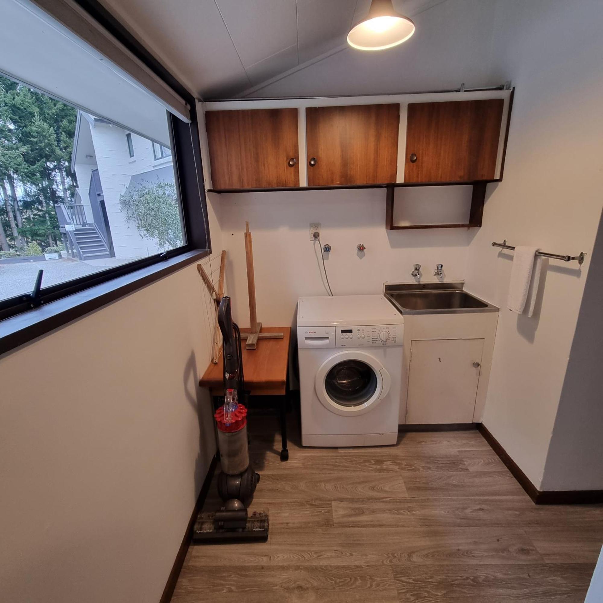 Ride Base Wanaka Apartments Bagian luar foto